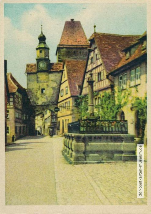 Brunnen auf der Straße mit Tor in Rothenburg ob der Tauber - 1954
