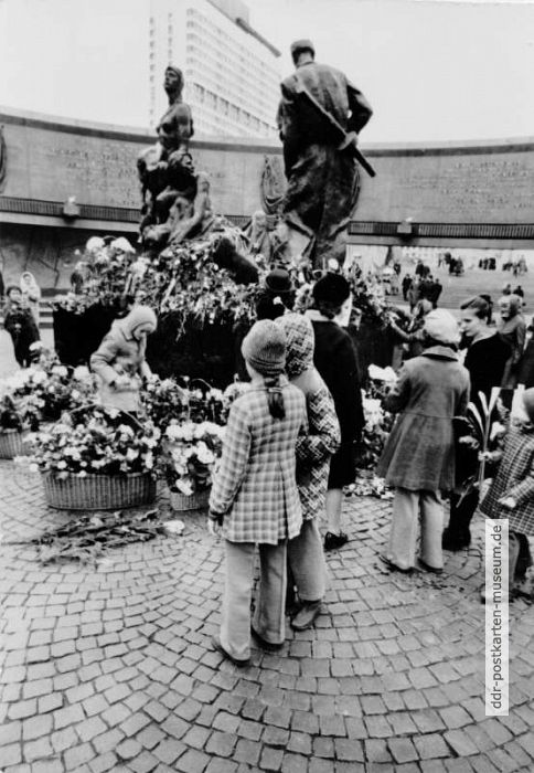 Denkmal für die Opfer der faschistischen Blockade in Leningrad - 1973