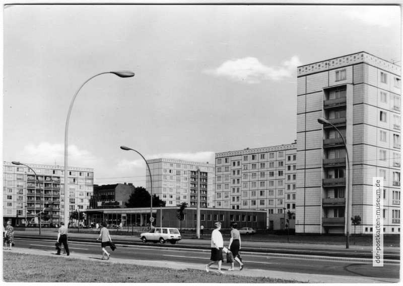 Neubauten an der Leninalle, HO-Kaufhalle - 1972
