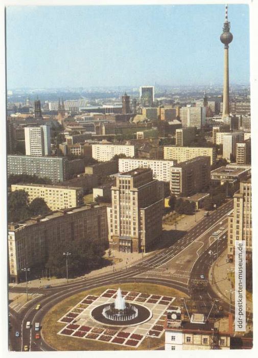Blick auf den Strausberger Platz mit "Haus des Kindes" und "Haus Berlin" - 1988