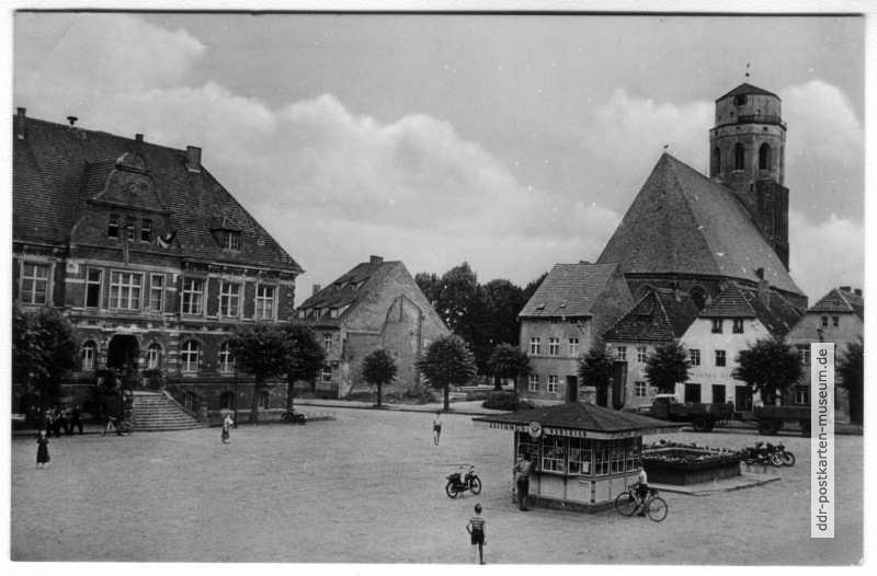 Platz des Friedens mit Rathaus und Evangelischer Stadtkirche - 1959