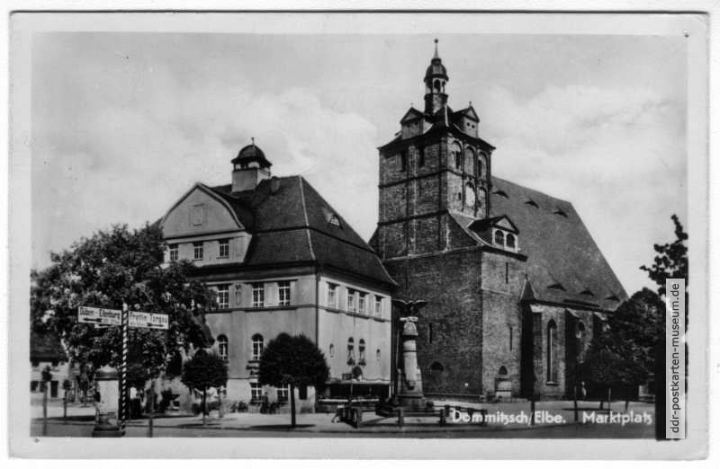 Marktplatz mit Rathaus und Kirche - 1957