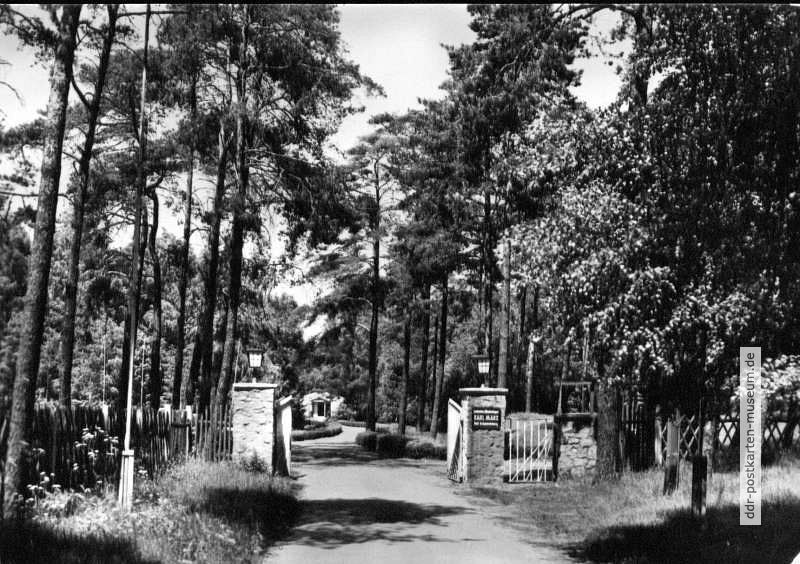Eingang zum Pionierlager "Karl Marx" bei Bad Schmiedeberg - 1969