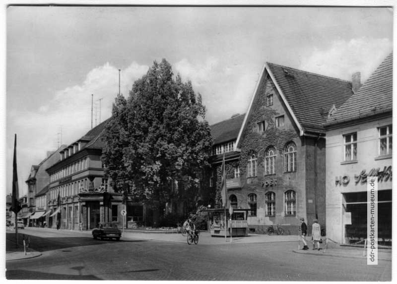 Ernst-Thälmann-Straße mit Postamt und Sparkasse - 1972