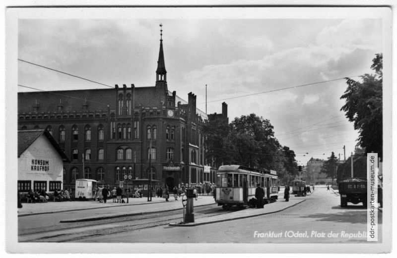 Platz der Republik mit Postamt, Konsum, Straßenbahn Linie 2 - 1954