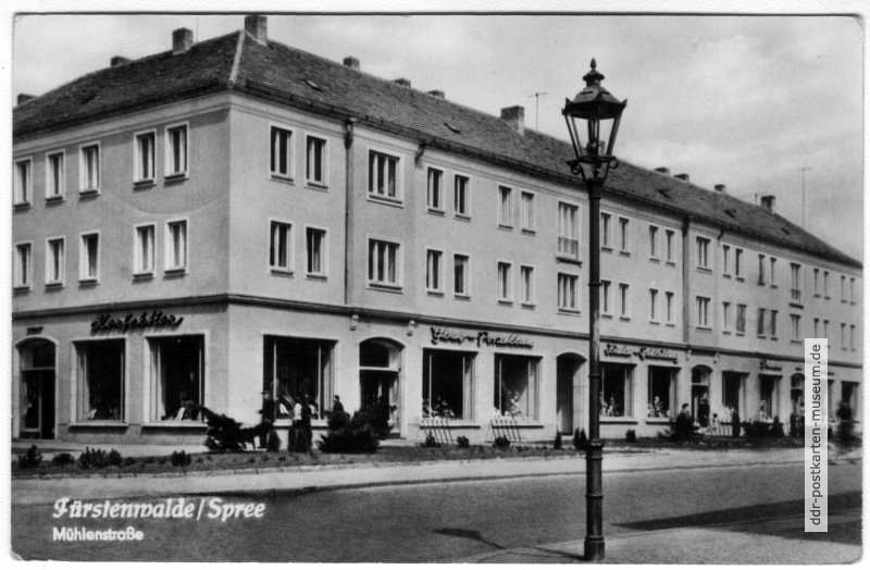 Mühlenstraße mit Fachgeschäften - 1961
