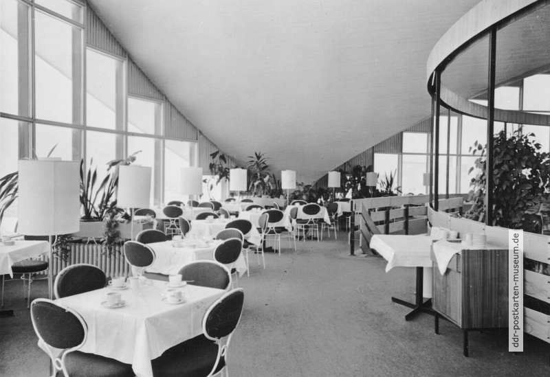 Warnemünde, Cafe in der Konsum-Gaststätte "Teepott" - 1973