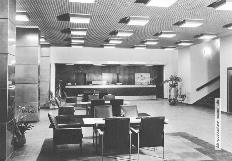 Halle, Empfangshalle und Rezeption im Interhotel "Stadt Halle" - 1966