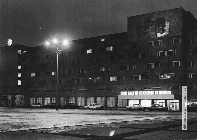 Neubrandenburg, Hotel "Vier Tore" bei Nacht - 1973