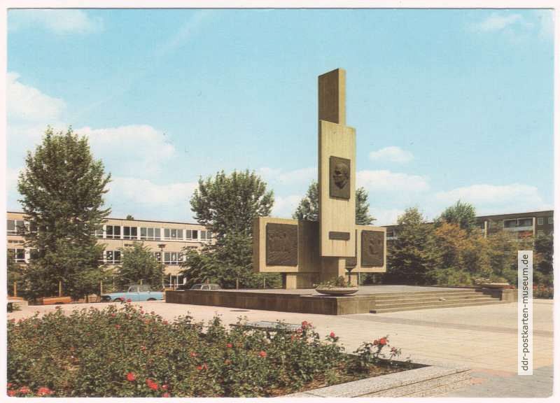 Wohnkomplex Obersprucke, Wilhelm-Pieck-Monument - 1989nn-Denkmal - 1990