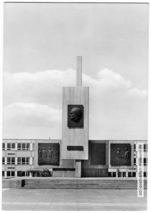 Wilhelm-Pieck-Monument in der Leninallee - 1979