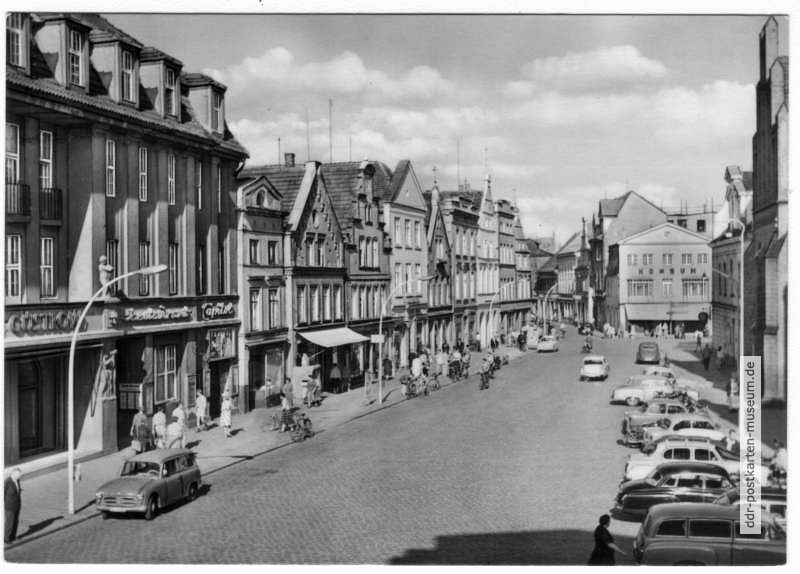 Markt mit HO-Restaurant "Stadt Güstrow" und Kino "Capitol" - 1965