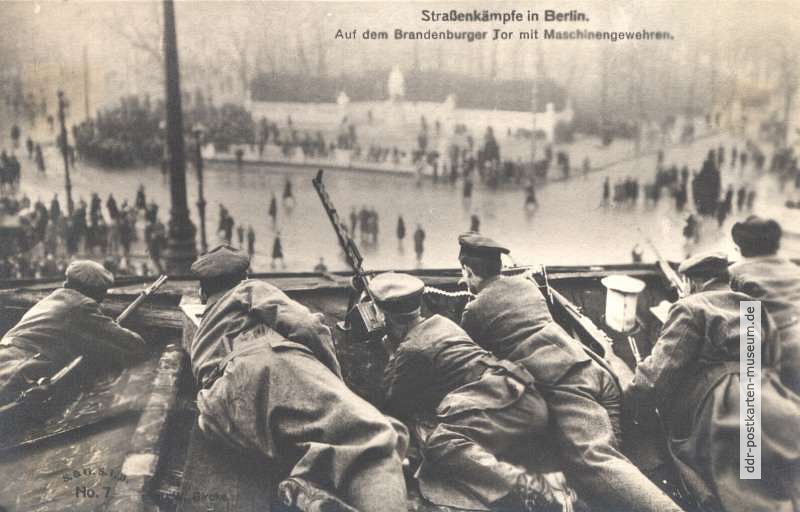 Straßenkämpfe 1919 in Berlin, auf dem Brandenburger Tor mit Maschinengewehren - 1920