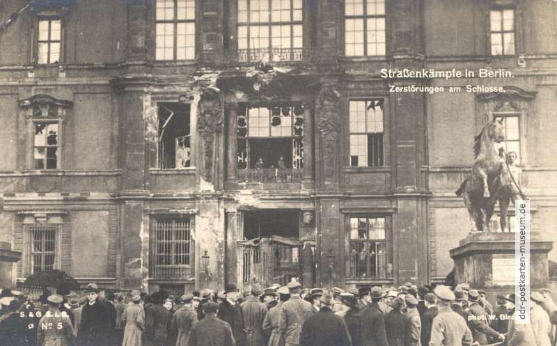 Zerstörtes Berliner Schloß nach den Straßenkämpfen des Kapp-Putsch - 1919