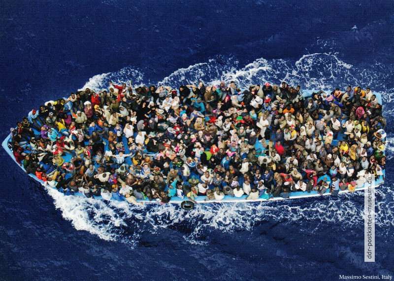 Völlig überfülltes Flüchtlingsboot 25 km vor Libyen am 7.6.2014