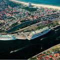Ansichtskarte mit Luftbild von Warnemünde mit Ostsee-Kreuzfahrtschiffen am Passagierkai - 2017