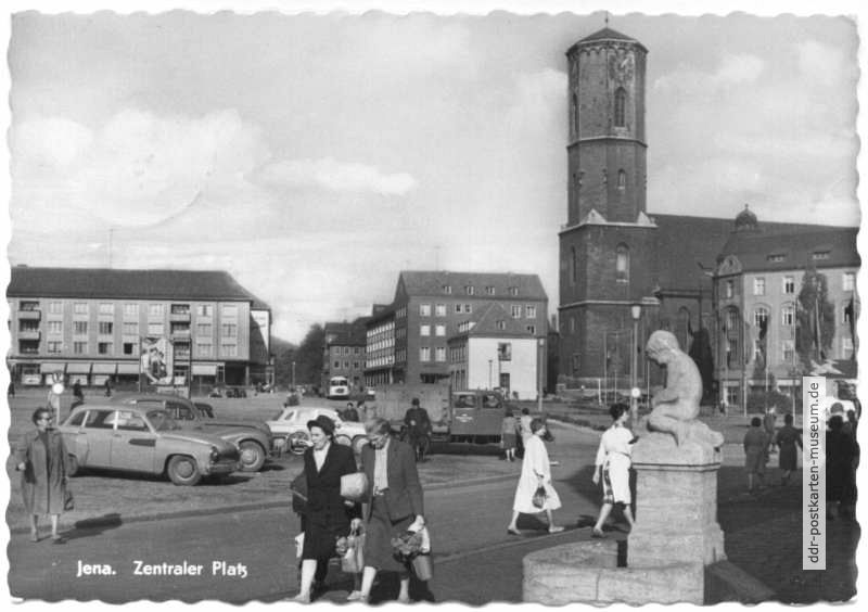 Zentraler Platz mit Stadtkirche - 1962