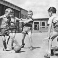 König Fußball auf dem Pausenhof - 1968