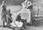 Berlin-Prenzlauer Berg, Plastik zur Erinnerung an Käthe Kollwitz auf dem Kollwitzplatz - 1951