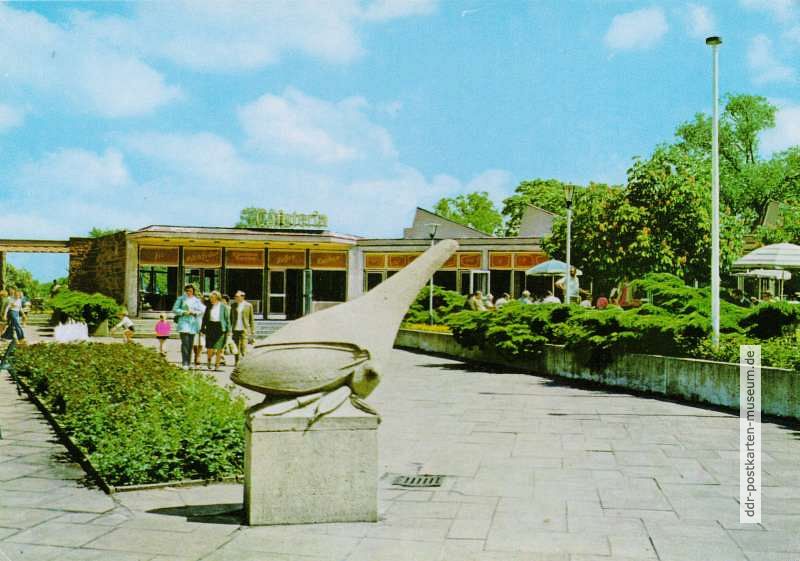Plastik an der "Cafeteria" im Berliner Tierpark - 1976
