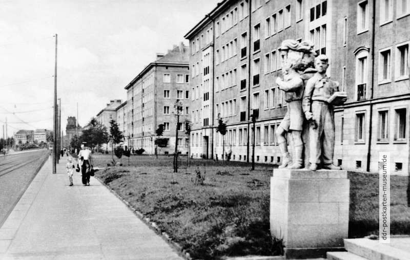 Plastik "Pioniergruppe" an der Grunaer Straße in Dresden - 1956