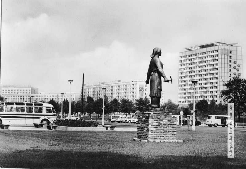 Dresden, Plastik "Trümmerfrau" an der Leningrader Straße - 1969
