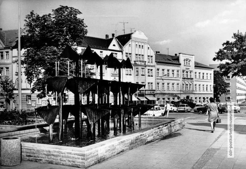 Abstrakte Brunnenplastik am Puschkinplatz in Gera - 1982