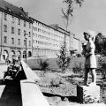 Plastik "Schülerin" gegenüber dem Gebäude vom Rat des Kreises Sonneberg - 1967 -Sonneberb