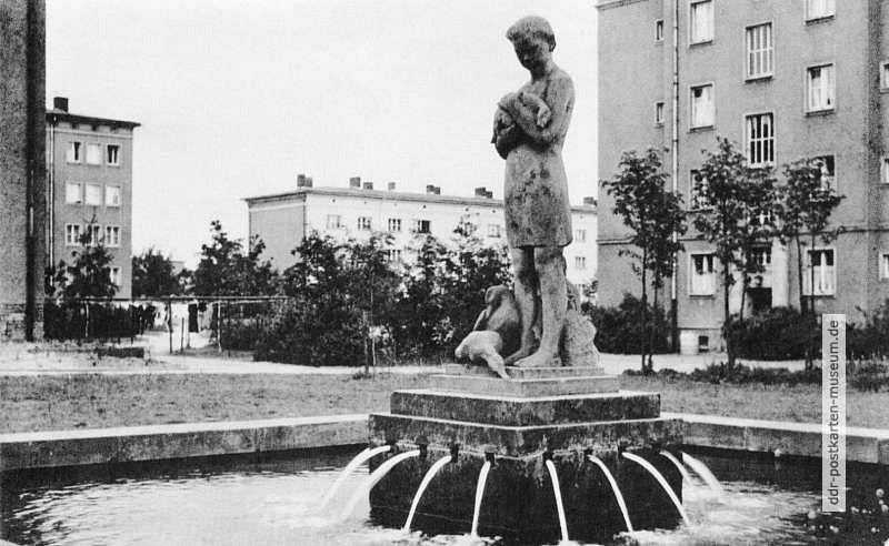 Brunnen mit Plastik am Marchlewski-Ring in Eisenhüttenstadt - 1963