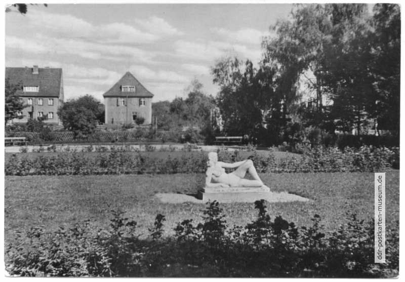 Rosengarten mit Plastik "Die Liegende" - 1962