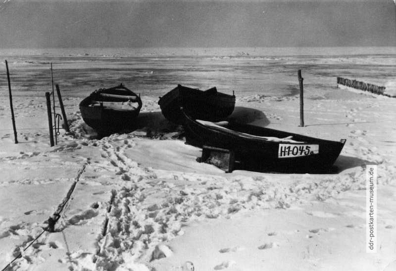Winter an der Ostsee, Fischerboote am Strand - 1965