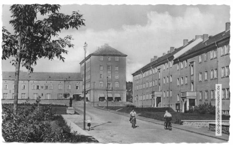 Lauchhammer-Mitte, Platz der Solidarität und Hotel "Der Koker" - 1959