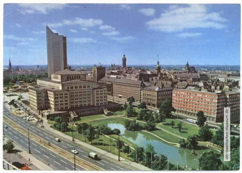 Blick auf die Stadt mit Oper und Hochhaus der Karl-Marx-Universität - 1974