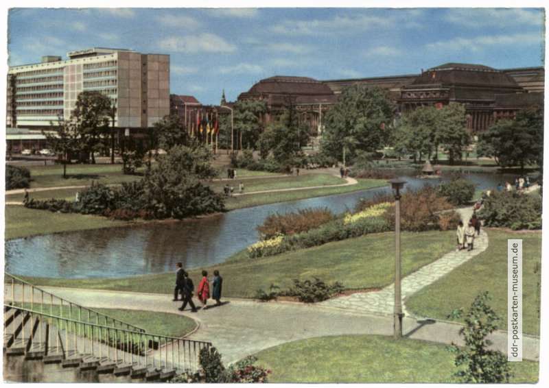Blick zum Schwanenteich, Hotel "Stadt Leipzig" und Hauptbahnhof - 1968
