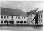 Marktplatz mit Karl-Liebknecht-Denkmal und HO-Gaststätte "Zum goldnen Ring" - 1972