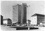 Roter Platz mit Hochhaus - 1972