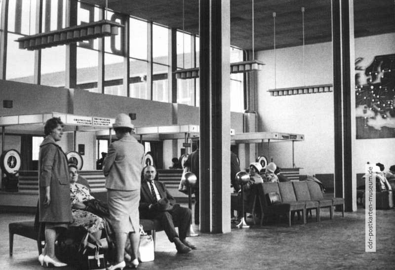 Abflughalle im Gebäude des Zentralflughafens Berlin-Schönefeld - 1963