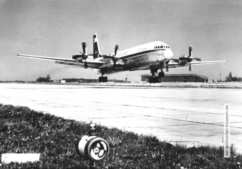 "IL 18" der Interflug beim Start in Berlin-Schönefeld - 1965
