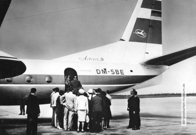 Turbopropmaschine "AN 24" (Antonow), Passagiere beim Einstieg  - 1966