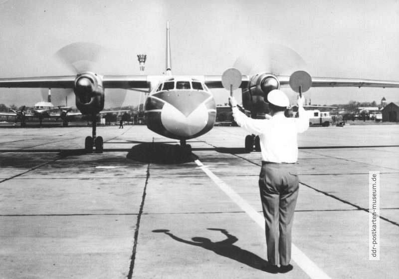 Fluglotse, Turbopropmaschine "AN 24" vor dem Start in Berlin-Schönefeld - 1967