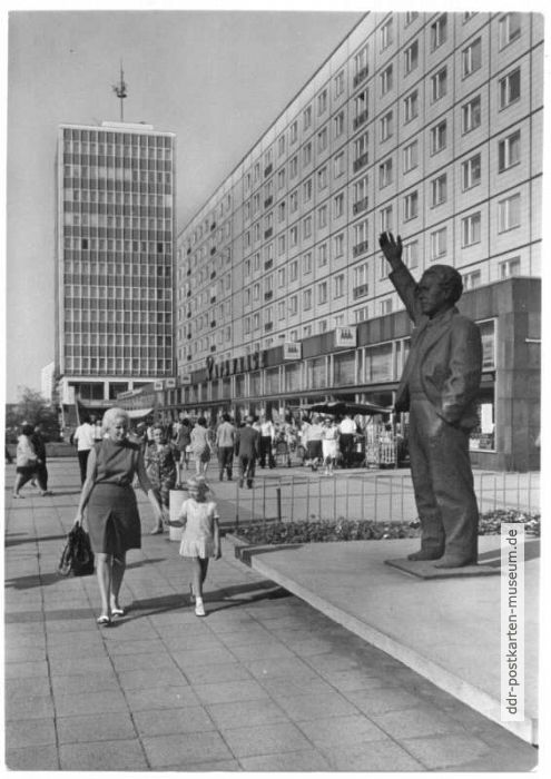 Erich-Weinert-Denkmal und Haus der Lehrer - 1971