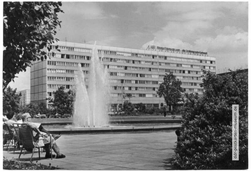 Verlagsgebäude und Springbrunnen an der Wilhelm-Pieck-Allee - 1970