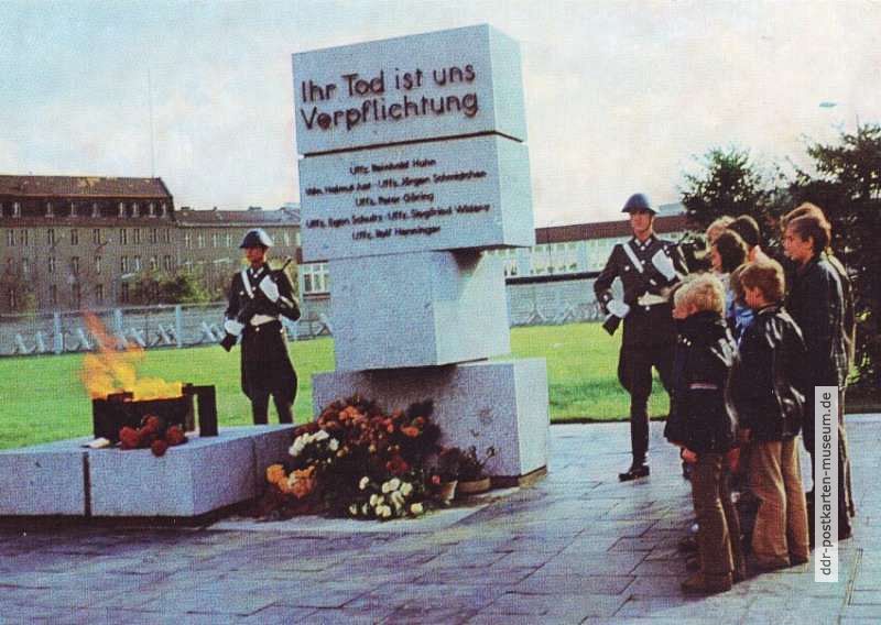 Gedenkstätte für die an der Staatsgrenze zu Berlin (West) gefallenen Soldaten in Berlin-Mitte, Jerusalemer Straße - um 1980                                         gefallenen Soldaten der