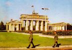 Posten der Grenztruppen der DDR an der Staatsgrenze am Brandenburger Tor - um 1970