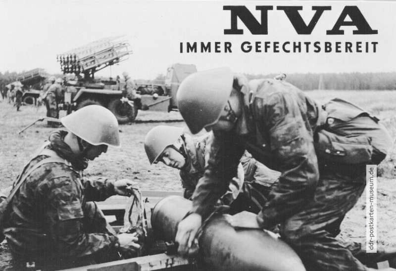 NVA-Angehörige der Artillerie beim Manöver - 1965