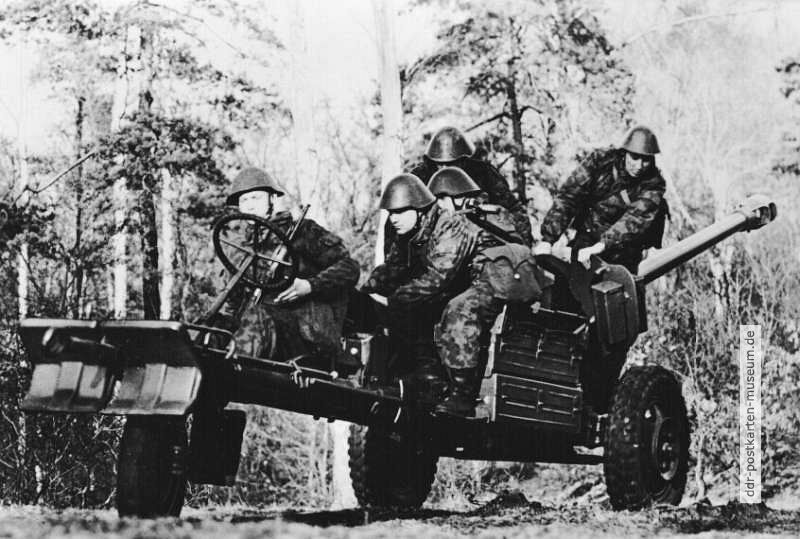 Landstreitkräfte mit Flakabwehr beim Manöver - 1965