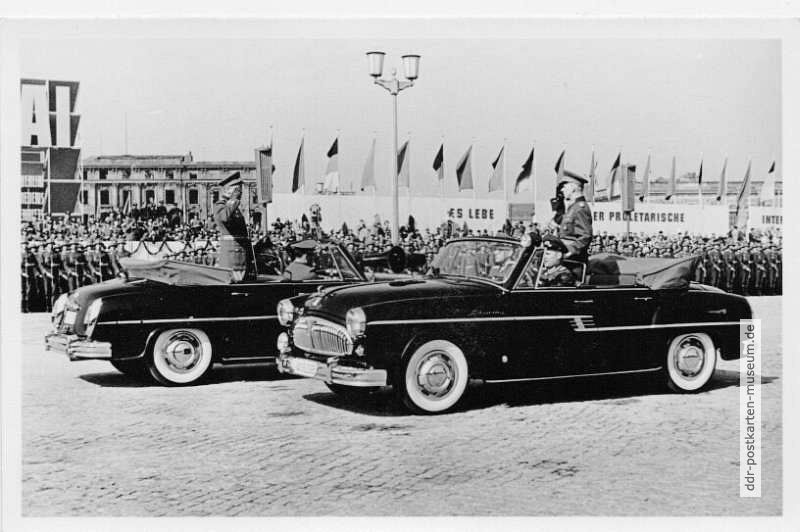 Begrüßung des Ministers Stoph zur Ehrenparade am 1.Mai auf dem Berliner Marx-Engels-Platz - 1958