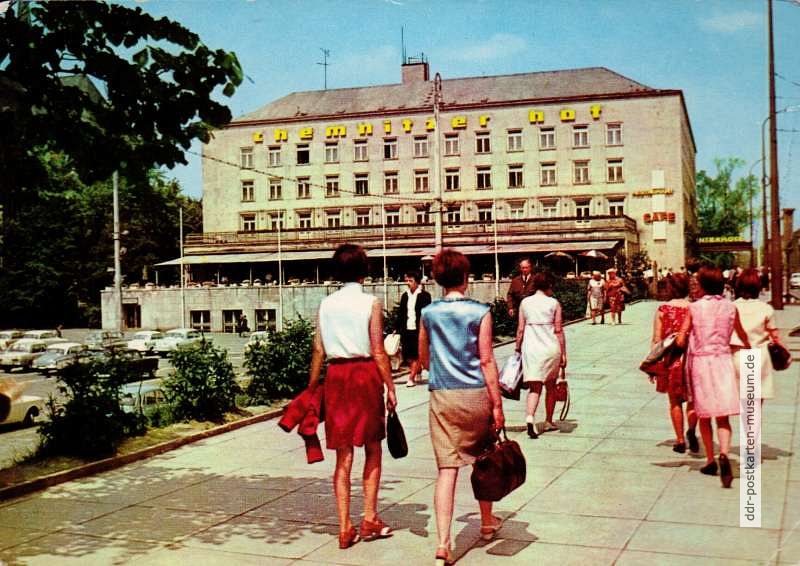 DDR-Mode am Hotel "Chemnitzer Hof" in Karl-Marx-Stadt - 1969