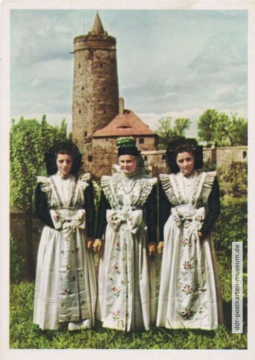 Sorbische katholische Braut mit zwei Ehrendamen - 1954
