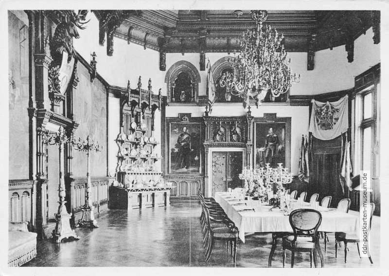 Feudalmuseum im Schloß Wernigerode, Großer Prunksaal 19. Jahrhundert mit Silbertafel - 1951